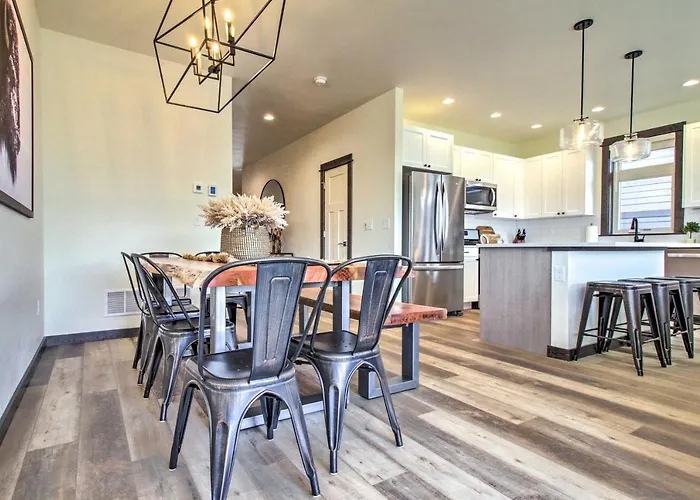 Modern Bozeman Family Townhome W/ Hot Tub!
