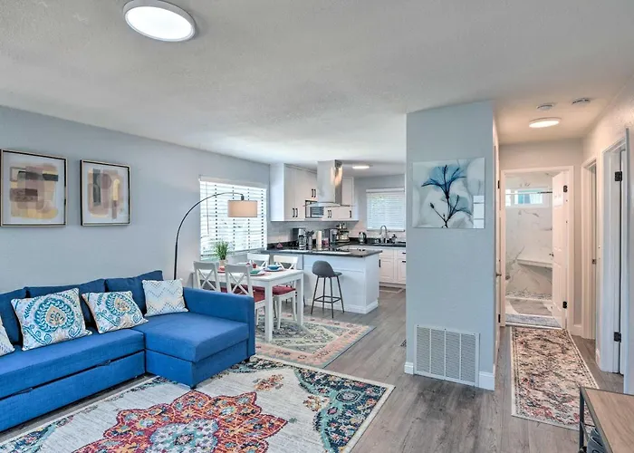 Breezy Monterey Apt: Walk To Downtown & Beach