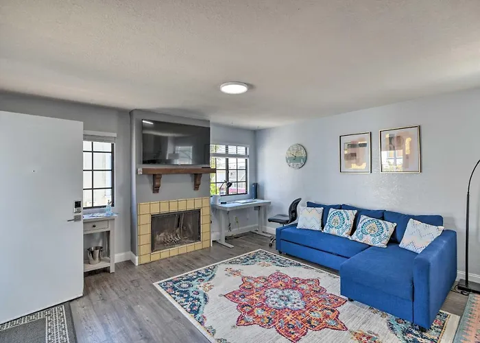 Breezy Monterey Apt: Walk To Downtown & Beach