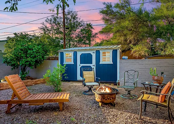Cute Peaceful Tiny House Getaway W Backyard