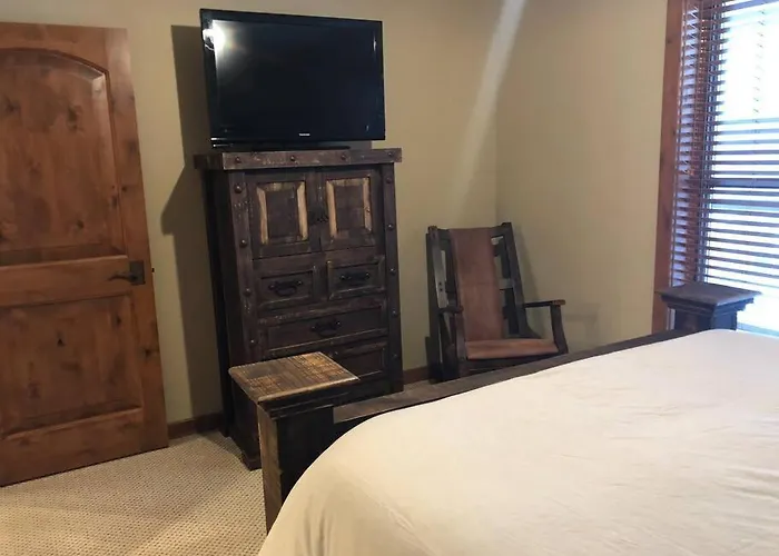 Penthouse Mountain Haven Community Dry Sauna & Steam Room