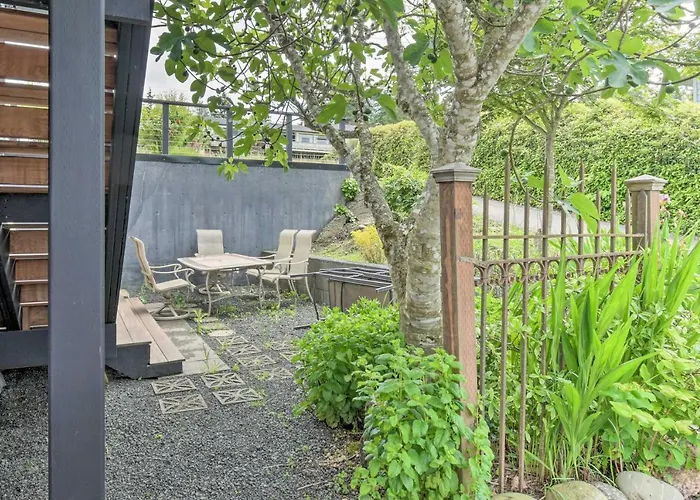Deck & Sweeping Views: Family Union Home