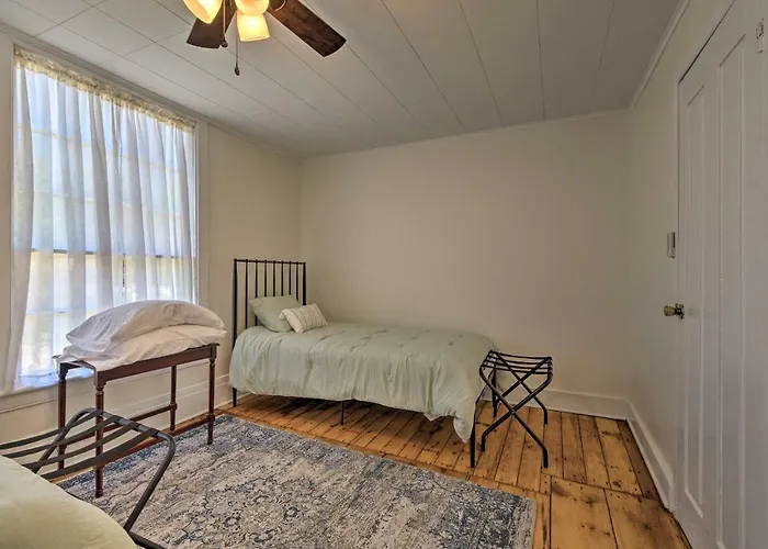 Walk To The Waterfront! Historic Sodus Point Home