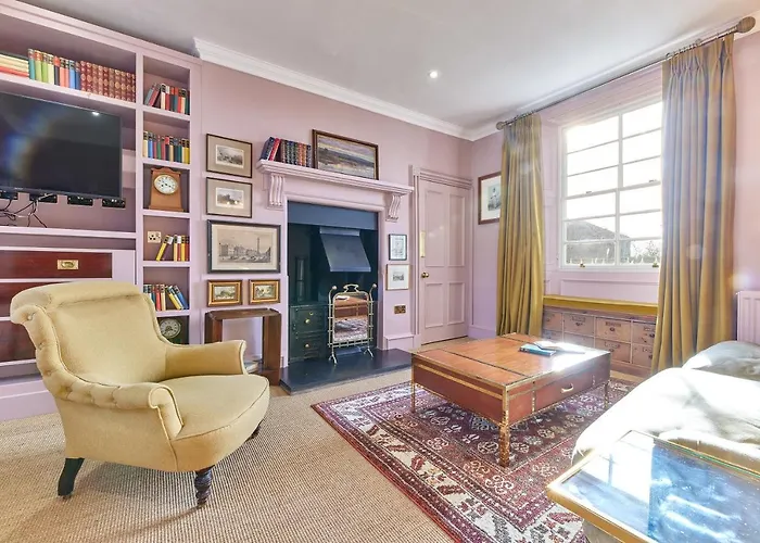 River View Characterful Riverside Retreat