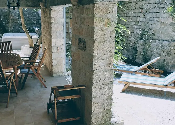 Rector'S Villa - Charming Retreat In Old Town With Jacuzzi In Private Courtyard