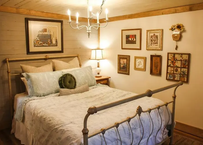 The Greenhouse Cozy Cottage- Walk To Downtown!