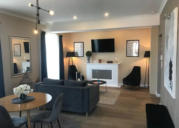 Lazare Maison De Maitre: Upscale Apartments with Private Parking near Historic Béziers