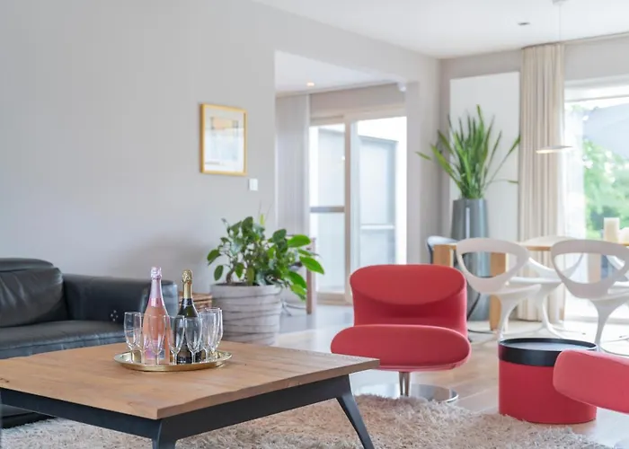 Ruime Woning Met Grote Omheinde Tuin