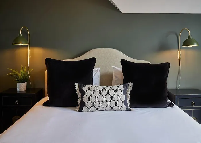Host & Stay - Raven House