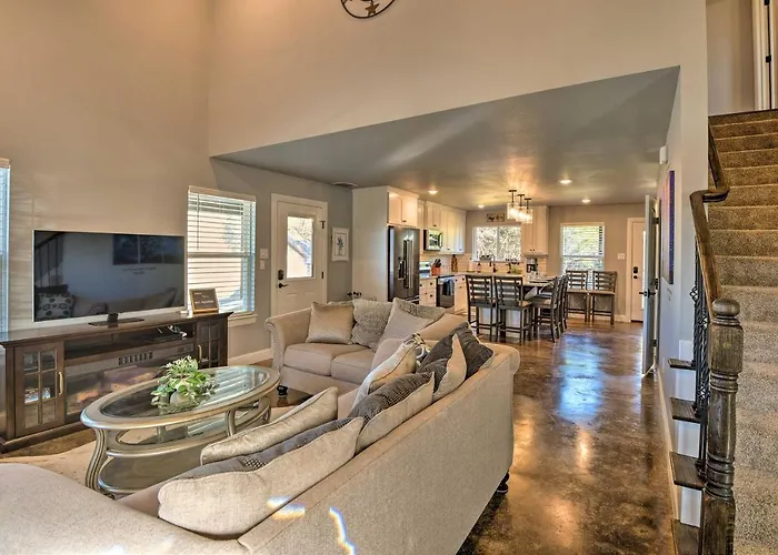 Hot Tub & Fire Pit! Cozy Granbury Escape Near Lake
