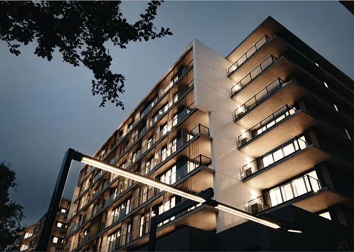 The Hamptons -Coastal Luxe Dual Suite - 2 Bed 2 Bath, Rooftop Pool & Free Parking