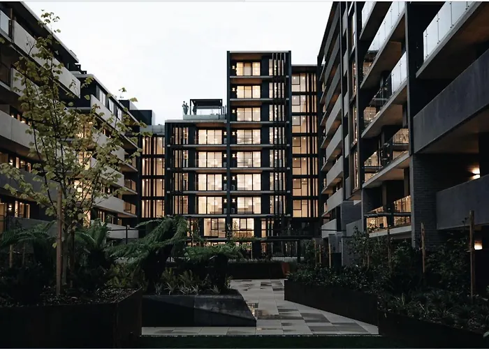 The Hamptons -Coastal Luxe Dual Suite - 2 Bed 2 Bath, Rooftop Pool & Free Parking