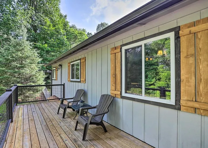'Stonewood Lodge' Couples Retreat In Glenville!