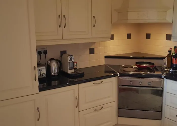 Beautiful 3 Bed Apartment With Balcony Sea View