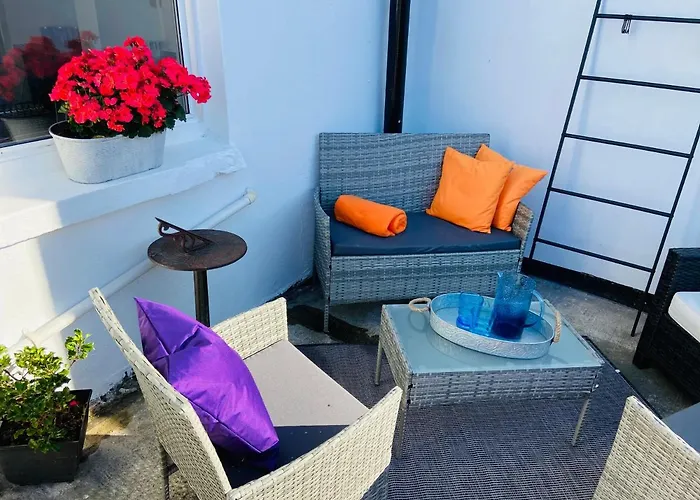 Funky Cozy Cottage With Outside Space