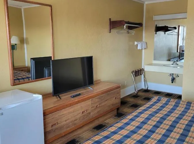 Smokies Inn - New Linens & Ultrafast Wifi - Friendliest Hospitality Guaranteed!