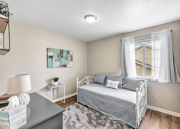 Serene 3 Bedroom Home, Nrm, Wi-Fi, Parking, Queen Bed