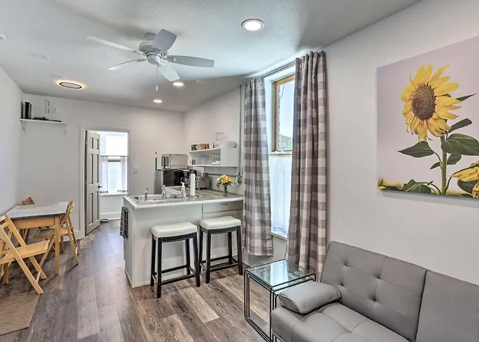 Walk To Dining, Breweries & Shops! Dtwn Custer Apt