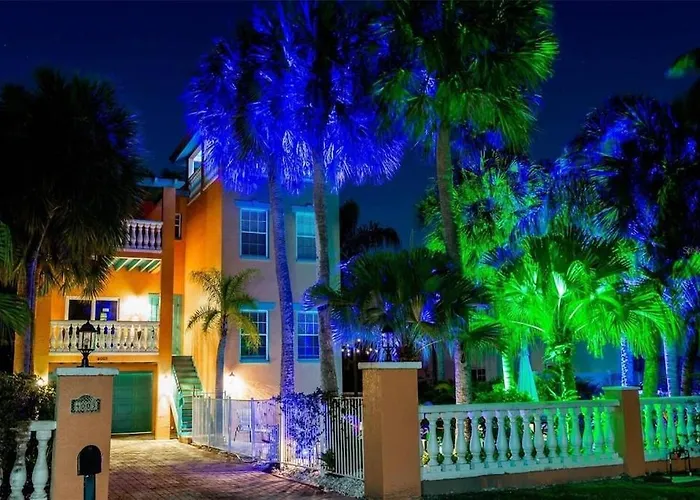 Tropical Luxury Pool Home By The Beach With Roof Top Lounge Centrally Located On Anna Maria Island