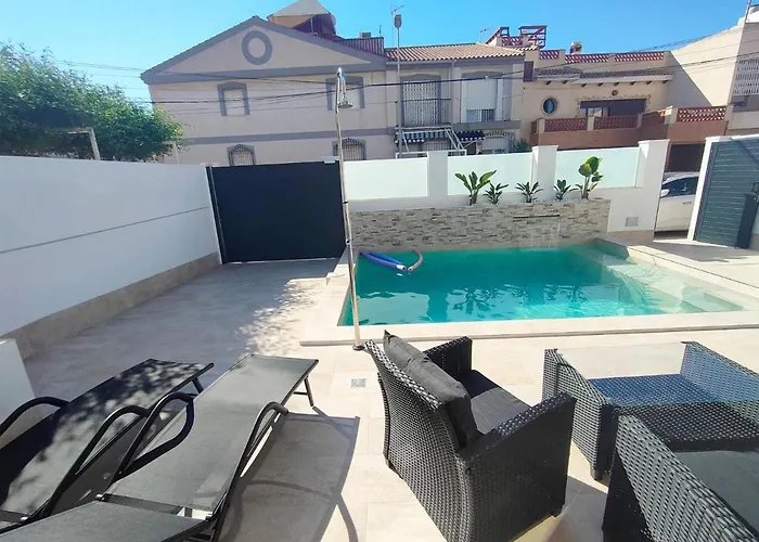 Villamolinos, Villa Con Piscina Privada.