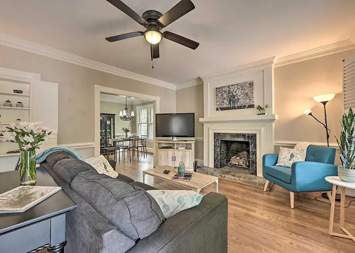 Bright Greensboro Escape ~ 1 Mi To Downtown
