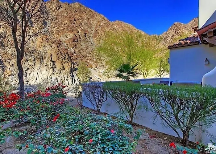 Legacy Villas: Spacious 3-Bed Villa with Pool Access and Entertainment