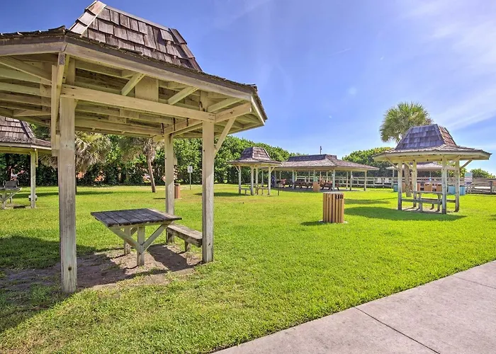 Quiet Satellite Beach Home W/ Lanai, Walk To Beach