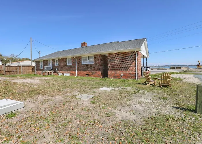 Spacious Home With Waterfront View-Welcome Pets