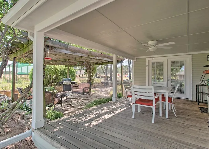 Lovely Pottsboro Home W/ Patio & Fire Pits!