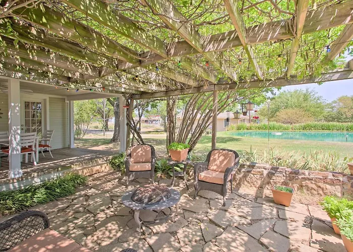 Lovely Pottsboro Home W/ Patio & Fire Pits!