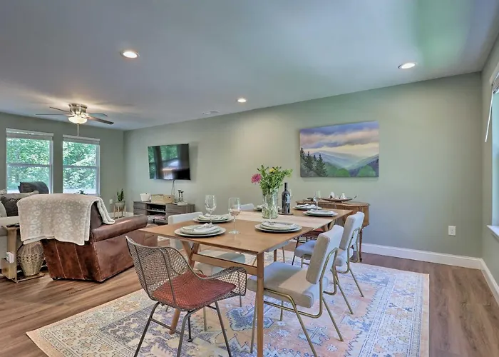 Smoky Mountains Leicester Home W/ Deck!