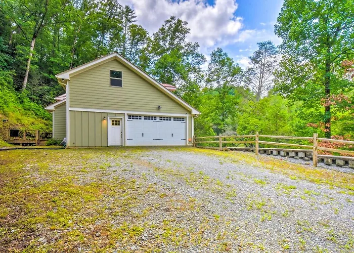 Cozy Riverside Dahlonega Home W/ Kayaks + Fire Pit