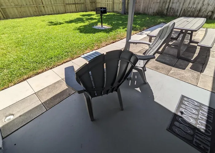 Paradise Awaits! Beach, King Bed, Private Yard & Workspace