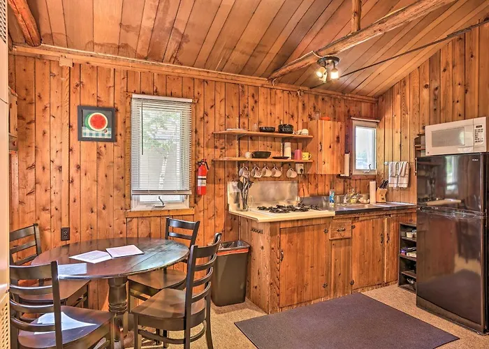 1/2 Mi To Dtwn! Suttons Bay Cottage W/ Fire Pit