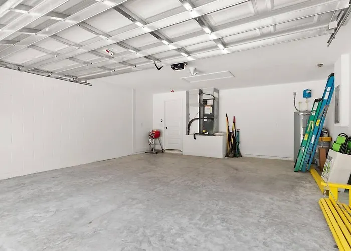 Pet-Friendly, Heated Pool, Close To Everything 3 Bedroom Home