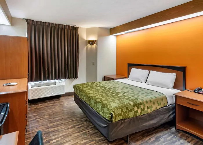 Econo Lodge North Academy