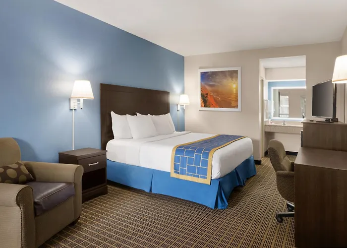 Days Inn & Suites By Wyndham Savannah Midtown