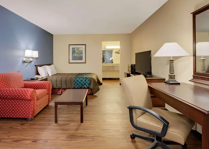 Days Inn By Wyndham Montgomery Near Aum
