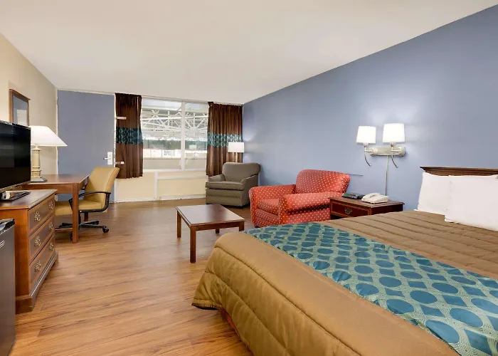 Days Inn By Wyndham Montgomery Near Aum