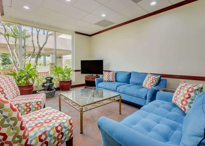 Days Inn By Wyndham Montgomery Near Aum