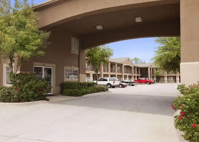 Howard Johnson By Wyndham Grand Prairie Near Lone Star Park