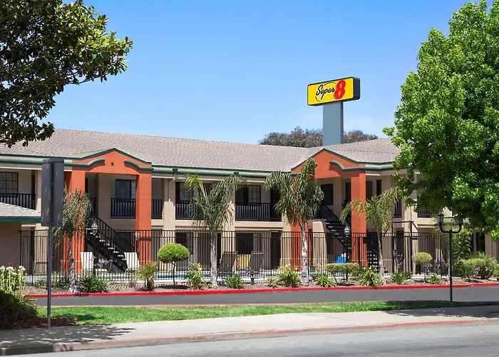 Super 8 By Wyndham Salinas