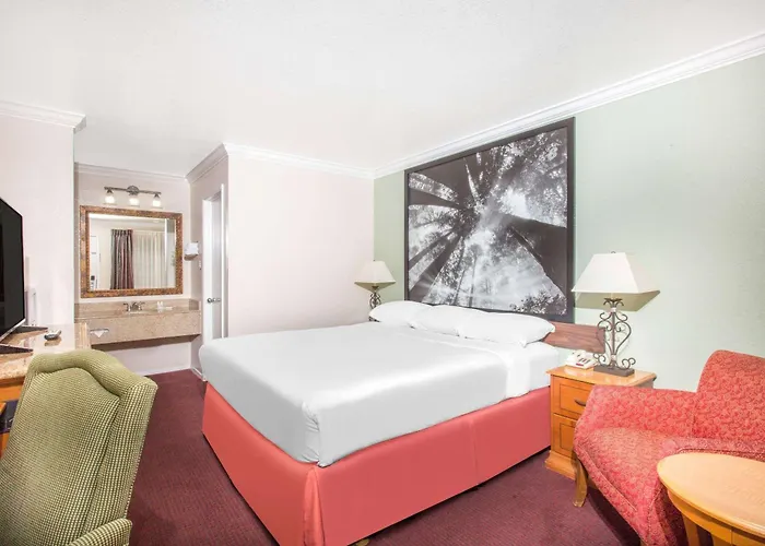 Upper Lake Inn & Suites