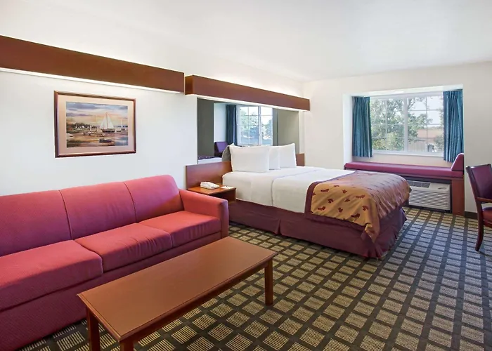 Microtel Inn & Suites By Wyndham Holland