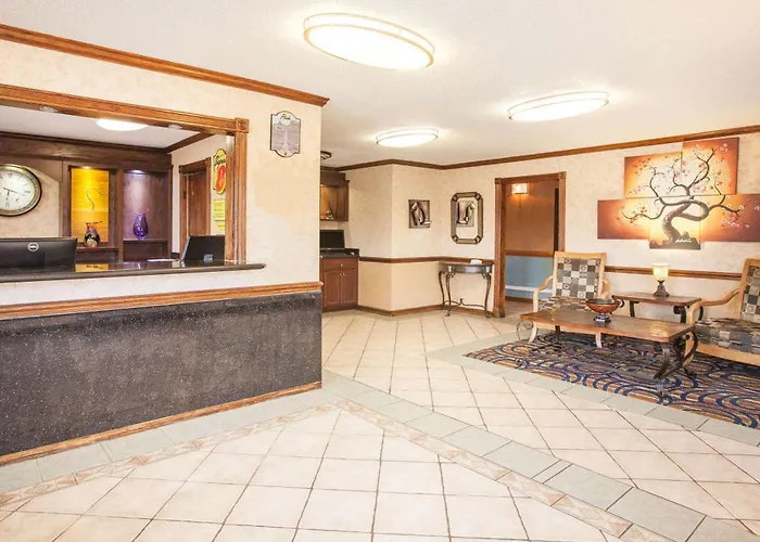 Super 8 By Wyndham Van Buren/Ft. Smith Area