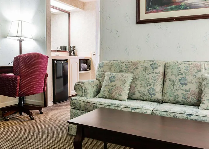 Econo Lodge & Suites Grand Rapids Airport