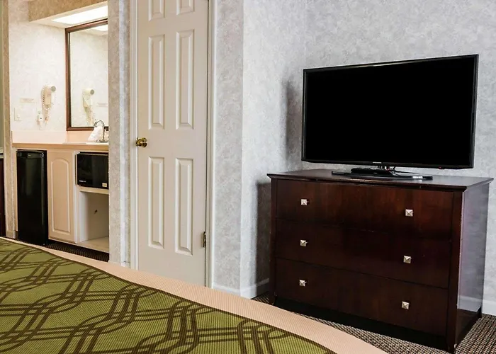 Econo Lodge & Suites Grand Rapids Airport