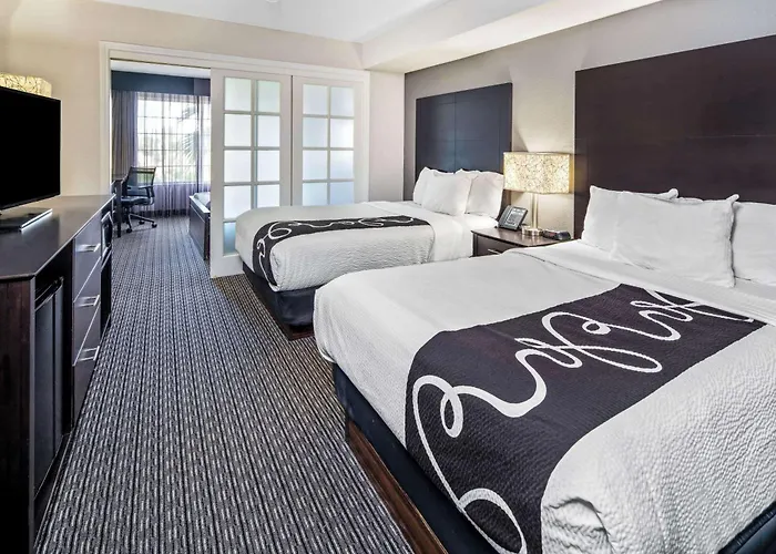 Holiday Inn Express & Suites Anaheim Convention Center Area By Ihg