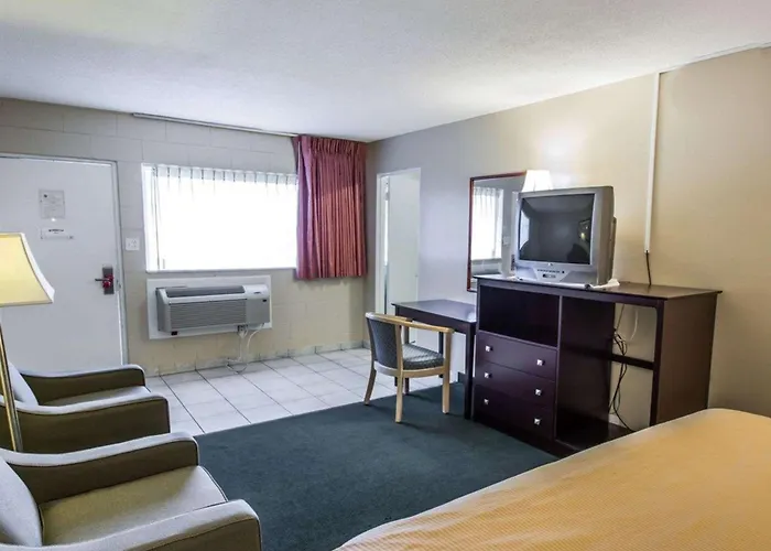 Econo Lodge Cocoa Beach - Near The Port