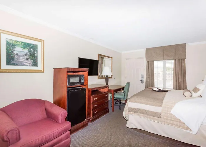 Days Inn By Wyndham Destin